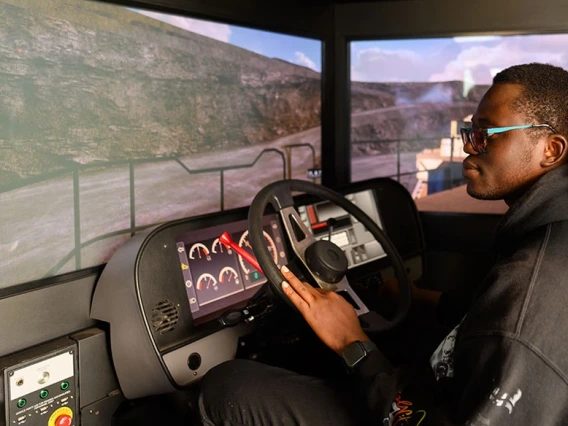 A U of A student uses Freeport-McMoRan’s haul truck simulator at a university event